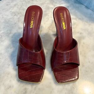 Fashion Nova Burgundy Ladies Shoes, Size 6